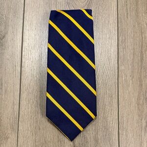 Prestine NWOT Rare Classic Preppy Collegiate Striped Navy Blue & Yellow Silk Tie